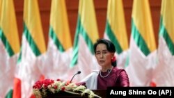 Nagli rast optimizma diplomata izgleda, međutim, da je u oštroj suprotnosti s realnošću na terenu: Aung San Suu Kyi 