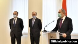 Слева направо: уже бывший глава МИД Зограб Мнацаканян, новый глава МИД Ара Айвазян и премьер-министр Армении Никол Пашинян, 19 ноября 2020 г.