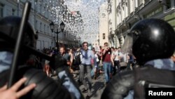 Ulični protesti pozivaju na registrovanje opozicionih kandidata za lokalne izbore u Moskvi, 27. juli 2019. 