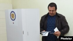 Armenia - Gagik Tsarukian, the leader of Tsarukian Bloc, casts his vote at the parliamentary election, Arinj village, 02Apr,2017