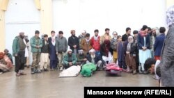 خانواده بسمالله عادل خبرنگار کشته شده در غور دیروز اجساد سه عضو دیگر خانوداه را که پنجشنبه شب به قتل رسیده اند، به پیش روی دروازه ولایت، آورده و دادخواهی کردند.