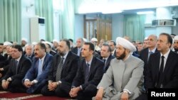 Прэзыдэнт Сырыі ў мячэці 8 жніўня 2013 году.