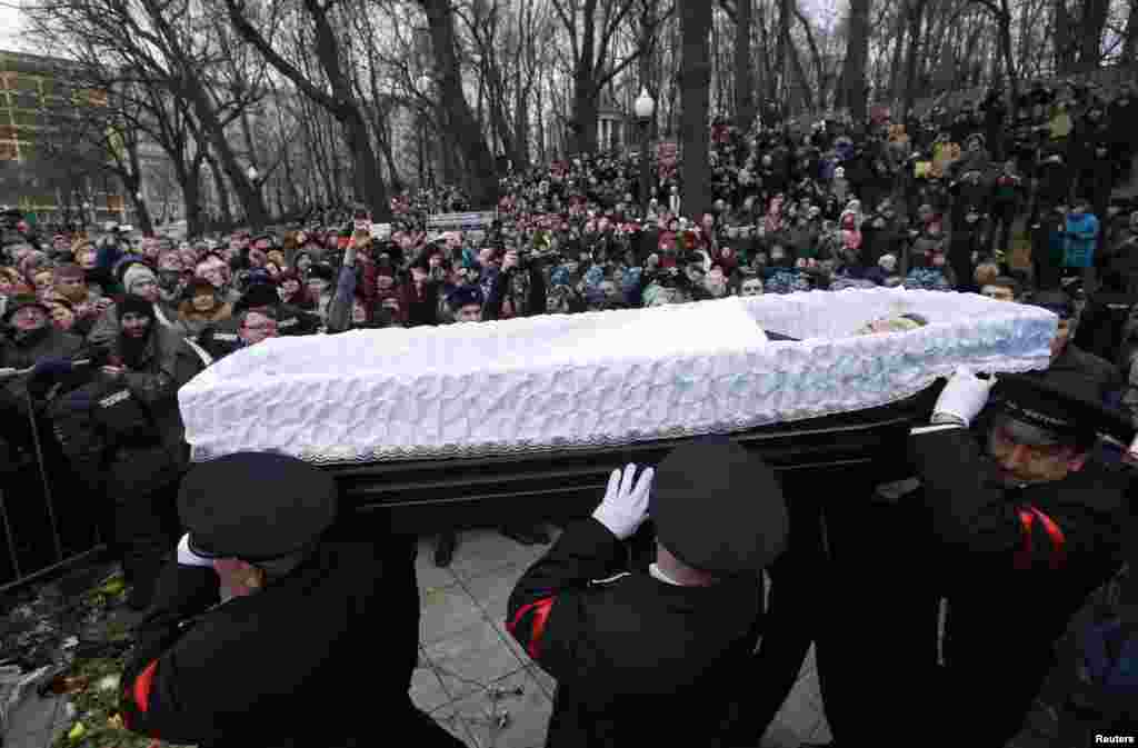 Pallbearers carry Nemtsov&#39;s coffin before the funeral.