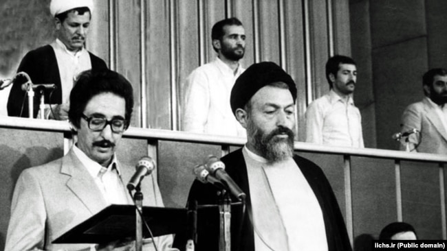 محمد بهشتی در کنار ابوالحسن بنی‌صدر در زمان تحلیف اون به عنوان نخستین رئیس‌جمهور ایران