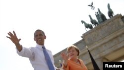 Barack Obama i Angela Merkel na Branderburškoj kapiji, 19. jun 2013.