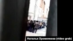 Задержанные мигранты во дворе отдела полиции в Иркутске