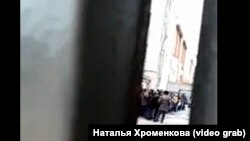 Задержанные мигранты во дворе отдела полиции в Иркутске
