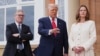 Претседателот на САД Доналд Трамп разговара со новинарите во друштво на британскиот премиер Кир Стармер и неговата сопруга Викторија во Тарнбери, Шкотска, 28 јули.