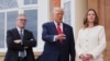 Президент США Дональд Трамп (у центрі) оголошує про скорочення наданого ним раніше Росії терміну 50 днів на досягнення мирної угоди з Україною, 28 липня 2025 року, Шотландія