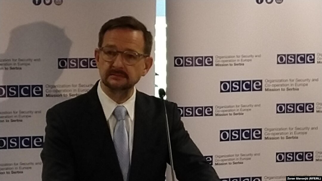 Demonstracije i drugi oblici vanparlamentarne borbe legitimni su u demokratiji ali se u jednom trenutku politički procesi moraju vratiti u institucije: Tomas Geringer