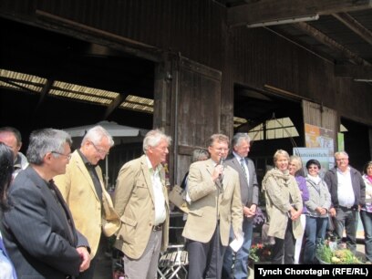 Анальды дәретханада тесік арқылы