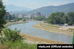 Lumi Vardar kalon përmes kryeqendrës maqedonase, Shkup.