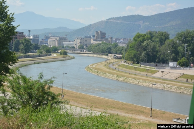 Lumi Vardar kalon përmes kryeqendrës maqedonase, Shkup.