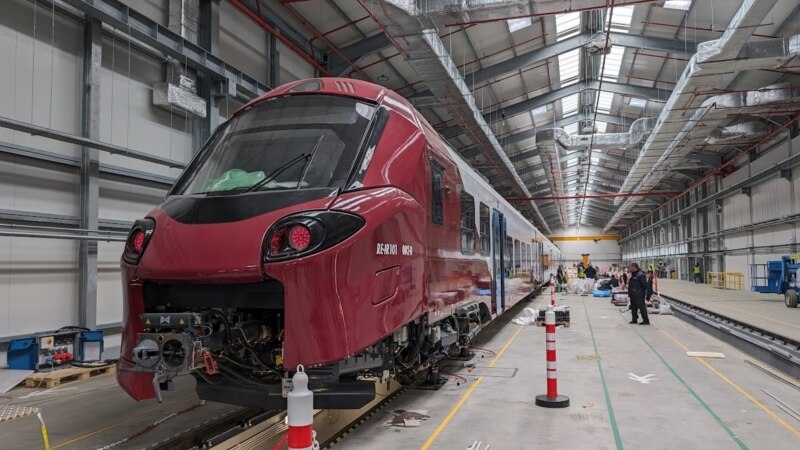 De ce întârzie trenurile noi de la Alstom? Din cele 37 promise până în 2024 există doar cinci. Trei merg, unul e defect, altul e în depou
