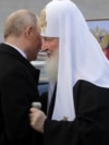 Зліва направо: очільник Росії Володимир Путін, тодішній міністр оборони РФ Сергій Шойгу і Московський патріарх Кирило. Петербург, 30 липня 2017 року