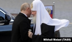 Президент России Владимир Путин (слева) и патриарх Московский Кирилл
