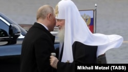 Патріарх РПЦ Кирило (п), якого у своїх релігійних відправленнях згадують священики УПЦ (МП)