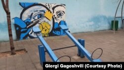 A work titled Dis-Coronation by the Georgian street artist Gagosh