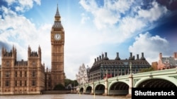 حملات سایبری به پارلمان بریتانیا در روز ۲۳ ژوئن حساب‌های کاربری چند نماینده از جمله ترزا می، نخست‌وزیر، را هدف قرار داد.