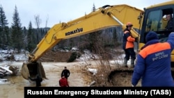 Работы МЧС по поиску рабочих золотодобывающей артели на месте прорыва дамбы у деревни Щетинкино