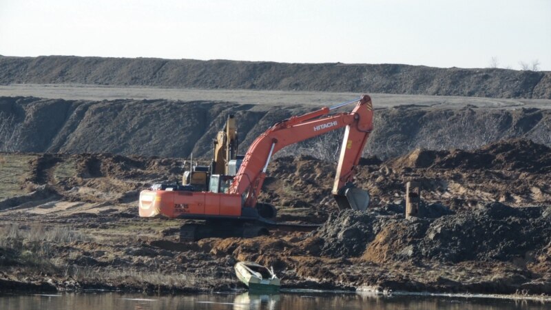 Прокуратура АРК расследует загрязнение Черного моря из-за добычи токсичного песка в Керчи