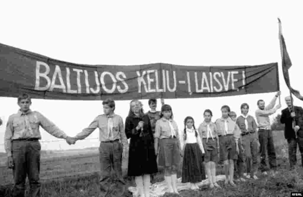1989 елның 23 августында Латвия, Литва һәм Эстония "Балтыйк Юлы" дигән каршылык чарасы үткәрә - Молотов-Риббентроп килешүенең 50 еллыгы уңаеннан өч илдә меңләгән кеше "тере чылбырга" баса