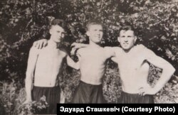 Эдуард Сташкевіч (у цэнтры) з паваеннымі сябрамі