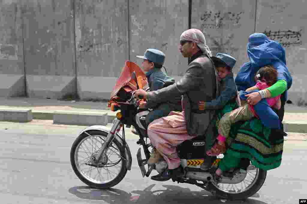 Një familje afgane duke udhëtuar me motoçikletë në Kabul.&nbsp;