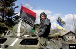 Volunteer străin din 'Donbas' pe un tanc in satul Șirokino, in apropiere de Mariupol, 15 aprilie, 2015