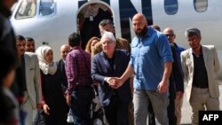 Martin Griffiths (C), the UN special envoy for Yemen, walks away from his plane upon his arrival at Sanaa international airport on November 21, 2018. (Photo by MOHAMMED HUWAIS / AFP)