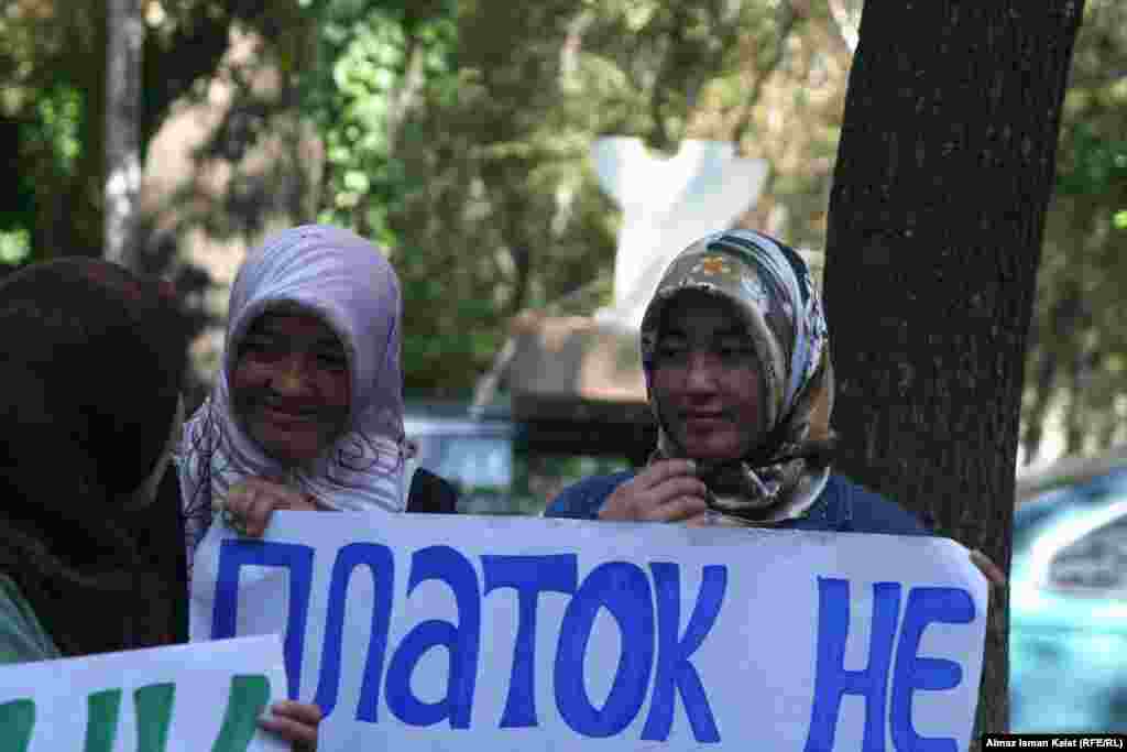Бишкек. Акция протеста женских мусульманских организаций и движений у министерства образования и науки против запрета носить платок (хиджаб) в государственных школах. 