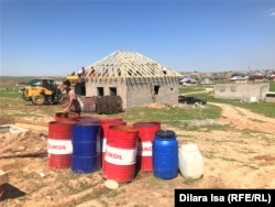 Люди, получившие участок земли в кооперативе «Жер-Ана 1», строят дома. Шымкент, 22 апреля 2021 года.