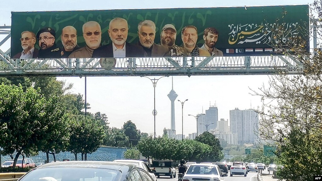 بنری از برخی مقامات ایرانی و غیرایرانی کشتهشده ازجمله اسماعیل هنیه در یکی از خیابانهای تهران