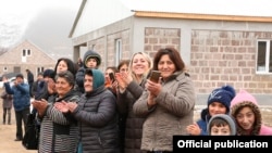 Armenia -- Residents of Lernantsk village greet Prime Minister Nikol Pashinian, December 7, 2019.