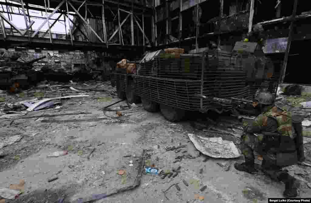 Көлікке тиелген жәшікпен танкистің денесі&nbsp;ұрыс алаңынан шығарылған соң украиналық сарбаздар шайқасты қайта жалғастырды. 