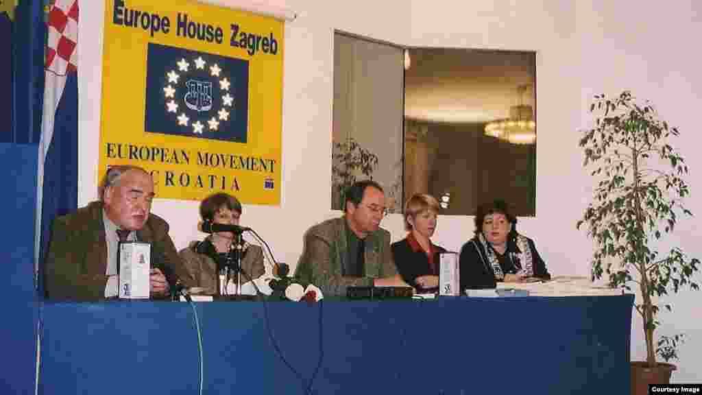 Velimir Viskovic, Mirjana Rakela, Nenad Pejic, Michelle Du Bach na promociji knjige ¨Dnevnici¨, Zagreb, 24. novembar 2001. 