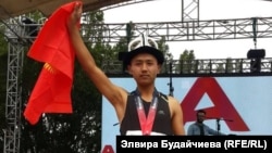 Медербек Канатбек уулу марафондон кийин Кыргызстандын желегин кармап турат. 