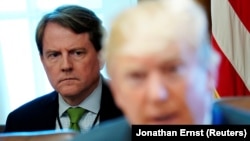 Дон Макган за спиной Дональда Трампа во время совещания в Белом доме, 21 июня 2018 года