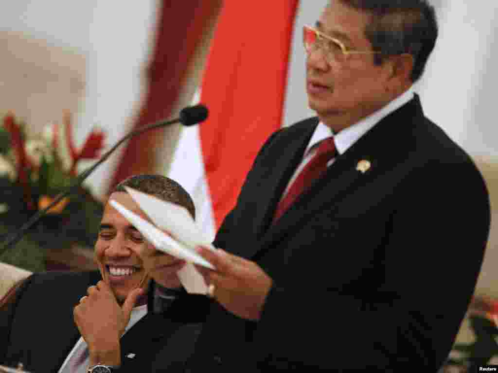 سوسیلو بامبانگ یودهویونو، رئیس جمهوری اندونزی (راست) و باراک اوباما، رییس جمهوری آمریکا - اندونزی