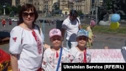 Переселенцы вышли на майдан Независимости в День защиты детей, чтобы защитить свое право на жилье. Киев, 1 июня 2018 года