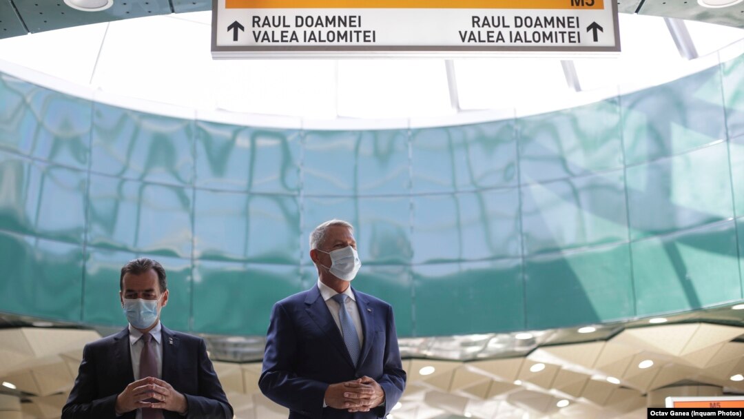 Ludovic Orban și președintele Klaus Iohannis inaugurând metroul din Drumul Taberei în campania electorală de la locale.