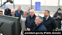 Лукашэнка падчас паездкі ў Нараўлянскі раён Гомельскай вобласьці. 27 красавіка 2026