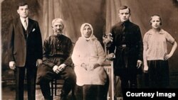 Фотамантаж — аўтар кнігі і ягоныя героі.