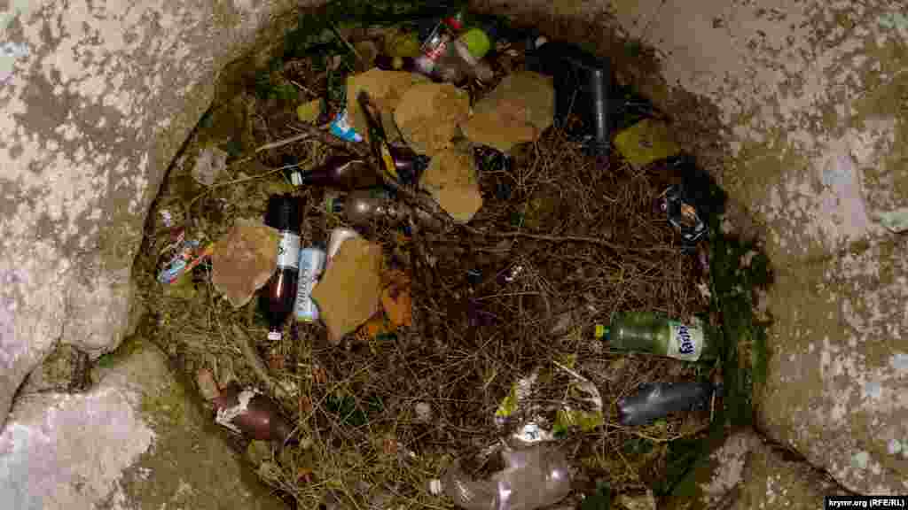 Бытовой мусор на дне одной из зерновых ям