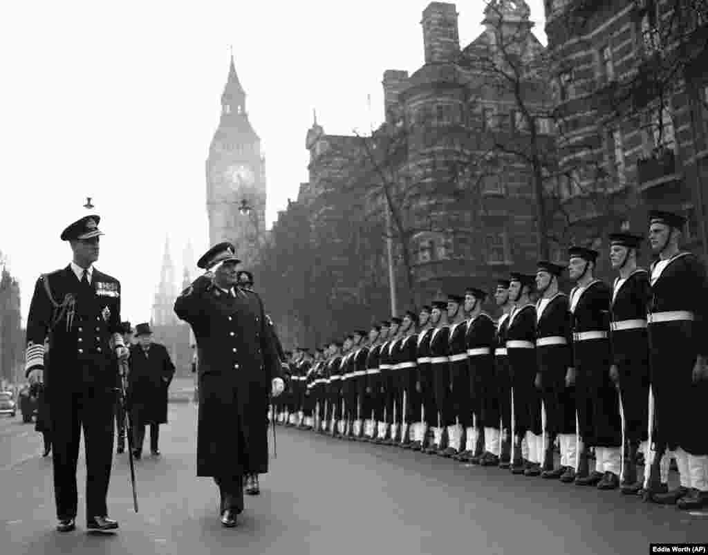 Președintele Iugoslaviei, Josif Broz-Tito, îi întoarce salutul gărzii de onoare navale la sosirea sa la Westminster, Londra, pe 16 martie 1953. Tito a fost escortat de prințul Philip, în uniforma de amiral, și de prim-ministrul britanic, Winston Churchill, cel din spate, cu pălărie. (AP Photo / Eddie Worth) (proiect Dianina Djeca Lista Diana Diana)