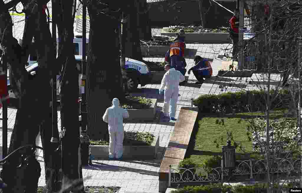 Turkey--Police forensic experts work on the scene of an explosion in central Istanbul, January 12, 2016. Reuters