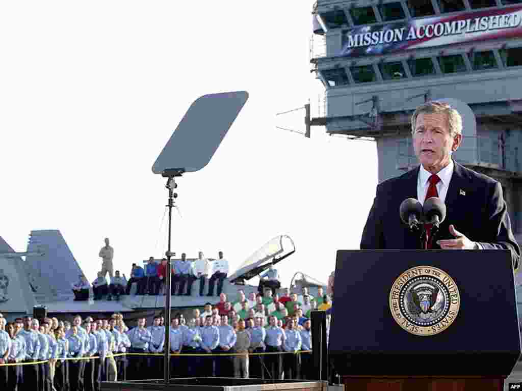 Завершення основних бойових дій в Іраку - Президент Буш виступає на палубі авіаносця «Авраам Лінкольн» 1 травня 2003 року. Він проголосив про завершення основної військової операції і назвав це «ще однією перемогою у війні з терором», яка буде тривати доти, доки тероризм не буде знищено. Буш відзначив також захоплення Саддама Хусейна, як важливий крок до подолання насильства.
