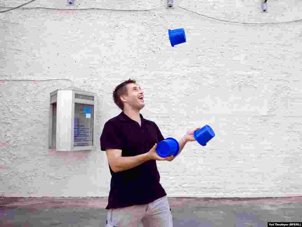Жонглирование синими ведерками