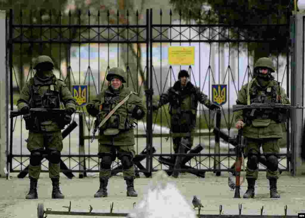 Військову частину в селі Перeвальне продовжують блокувати російські солдати. Українські військові відмовляються зраджувати присязі, 19 березня 2014 року