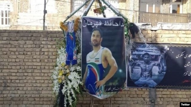 عکس نوید افکاری در کنار خانه‌اش در شیراز